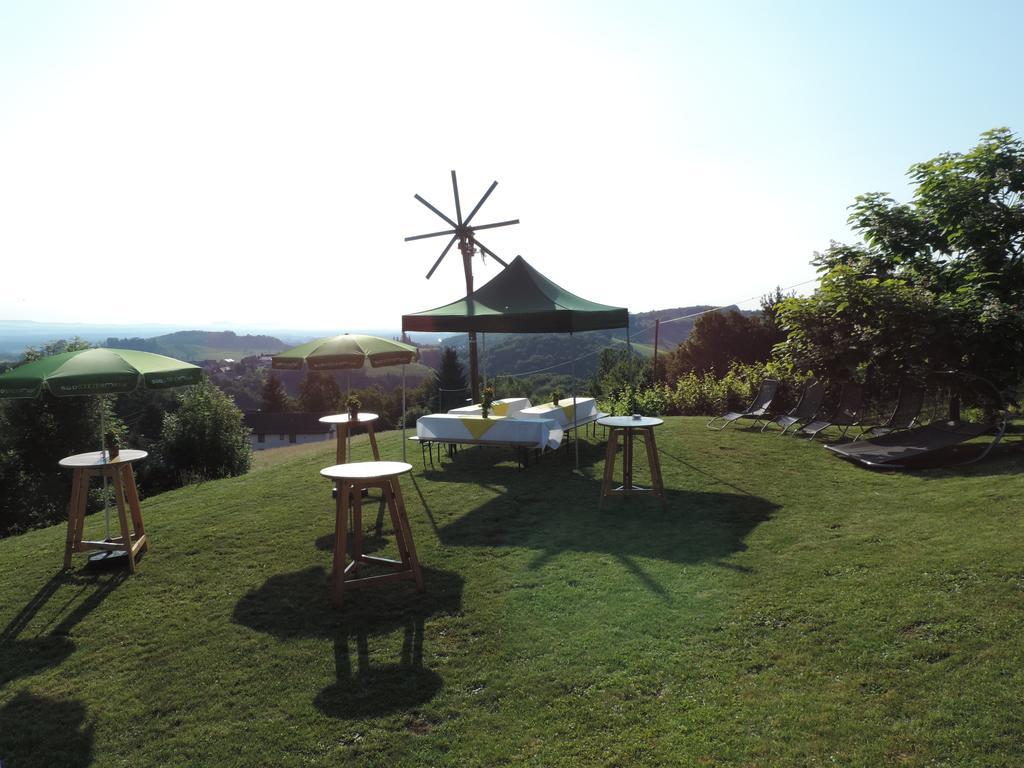 Weingut Gaestezimmer Gruber Ehrenhausen Exteriör bild